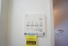 浴室換気暖房乾燥機付きなので、雨の日も気にせず洗濯物が干せます。
