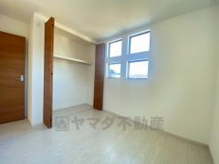 木目調のシンプルデザインで落ち着きと安らぎの空間に仕上げています。各部屋に収納が完備されているので、お荷物が多くなっても安心の設計です。