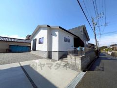 平屋住宅で生活導線がスムーズです＾＾ ブラックとホワイトのツートーンカラーがおしゃれな外観。