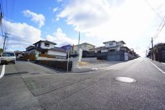 前面道路は公道南西側約6.6ｍ。幅広いため、車の離合や駐車がスムーズです＾＾ 