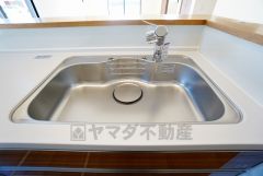 広々とした凸型シンクに洗剤ポケットを標準装備。大きなお鍋など洗いやすいです。洗剤や石鹸、スポンジもすっきりできる収納付き。