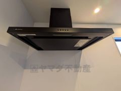 調理により発生する油煙や臭いを吸い込み、屋外へ排気してくれます。