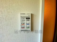 雨の日の洗濯も安心できる浴室暖房乾燥機付き浴室。リモコンで操作もボタン1つで簡単。 浴室暖房乾燥機には、暖房、乾燥、涼風、換気の4つの機能が付いています。タイマー付きです。