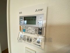 給湯器リモコンはキッチン横からボタンひとつで操作が楽々。通話ボタン付きでお子様とも会話ができて安心です。