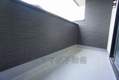 インナーバルコニーは多少の雨でも洗濯物を守ってくれ、家事を助けてくれること間違いなし。眩しすぎる日差しも和らげます。