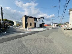 前面道路は6ｍ～8ｍと駐車がスムーズにできます＾＾ カースペースは停めやすい並列駐車3台付き。急な来客時も安心です＾＾