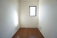 同仕様写真。収納力豊富なファミリークローク付き。洋服や小物などを1箇所にまとめて美しい収納を実現します。