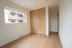 同仕様写真。木目調のシンプルデザインで落ち着きと安らぎの空間に仕上げています。各部屋に収納が完備されているので、お荷物が多くなっても安心の設計です。