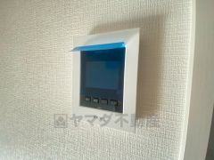 防犯性もばっちり、TVモニター付きインターフォン完備。大きなモニターで玄関先を確認できます。録画機能が付いているので不在時の訪問者も確認できて安心です^^