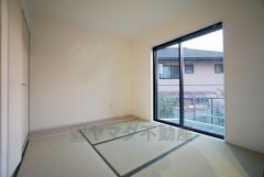 同仕様写真。リビングからの続き間として和室をご用意しました。普段はリビングとつなげて開放的なスペースとして。来客時には客間としてお使いいただけます。