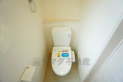 同仕様写真。温水洗浄機付トイレです。節水機能もあるので、安心して使えますね。もちろん、1階2階の2ヶ所にトイレがあるので、忙しい朝にもゆとりができますね。