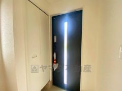 採光も考えられた明るい玄関です。自動で閉まるタッチキーとTVインターホンが装備されているので、セキュリティーも安心。