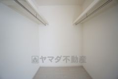 収納力豊富なウォークインクローゼット付き。洋服や小物などを1箇所にまとめて美しい収納を実現します。