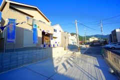 前面道路は6ｍと駐車がスムーズにできます＾＾ 居住者のみの通行で交通量が少なく小さなお子様がいるご家庭も安心です＾＾