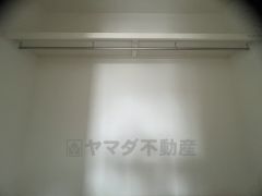 収納力豊富なウォークインクローゼット付き。洋服や小物などを1箇所にまとめて美しい収納を実現します。