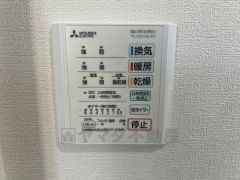 雨の日の洗濯も安心できる浴室暖房乾燥機付き浴室。リモコンで操作もボタン1つで簡単。 浴室暖房乾燥機には、暖房、乾燥、涼風、換気の4つの機能が付いています。タイマー付きです。