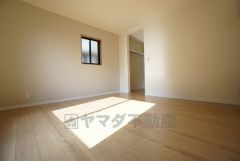 同仕様写真。住む人のこだわりを活かす洋室＾＾日当たりがよく、寝室としての利用もおすすめ。広めのクローゼットもあり荷物もすっきり片付けれ、ゆとりのある暮らしが出来ます＾＾