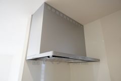 同仕様写真。調理により発生する油煙や臭いを吸い込み、屋外へ排気してくれます。