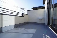 同仕様写真。お洗濯物を干すスペースとしても十分な広さがあります。  お天気の良い日はお洗濯物がよく乾きそうな日当たり良好のバルコニーです＾＾