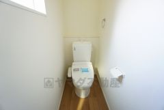 ウォシュレット付トイレです。節水機能もあるので、安心して使えますね。もちろん、1階2階の2ヶ所にトイレがあるので、忙しい朝にもゆとりができますね。