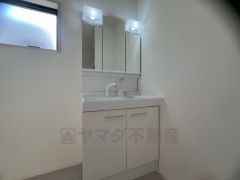 三面鏡つき洗面台。収納も一体型になっているので、ドライヤーやヘアアイロンの置き場に困りませんね＾＾