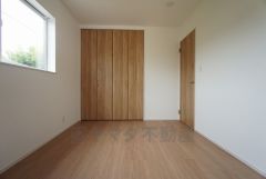 同仕様写真。明るい洋室です。ナチュラル色のフローリングで開放的な優しい雰囲気になっています＾＾ベッドや机、ＴＶを置いてもゆとりのある広さです。