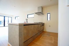 対面式カウンターキッチンでお子様の様子が見守れます。カウンタートップは耐熱性に優れており、日ごろのお掃除もふき取るだけでＯＫ。ステンレスシンクも簡単にお掃除できますよ。