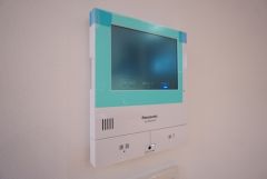 防犯性もばっちり、TVモニター付きインターフォン完備。大きなモニターで玄関先を確認できます。録画機能が付いているので不在時の訪問者も確認できて安心です^^