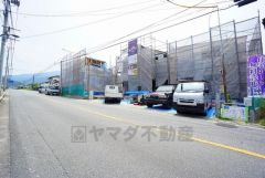 前面道路は広々11ｍ以上と駐車がスムーズに出来ます＾＾