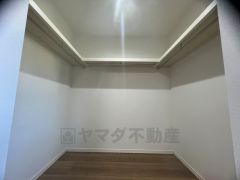 収納力豊富なウォークインクローゼット付き。洋服や小物などを1箇所にまとめて美しい収納を実現します。