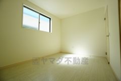 同仕様写真。明るい洋室です。ナチュラル色のフローリングで開放的な優しい雰囲気になっています＾＾