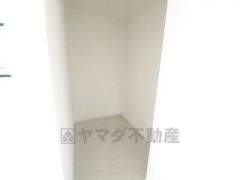 収納力豊富なウォークインクローゼット付き。洋服や小物などを1箇所にまとめて美しい収納を実現します。