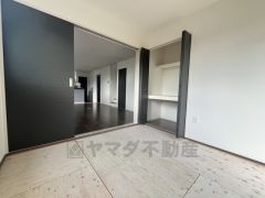 リビング横の和室は、思い切りお子様が遊べるキッズスペースに。柔らかい畳の上なら、お子様が転んでも怪我をしにくく安心です。