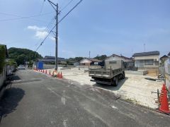 前面道路含む現地外観写真。