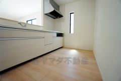 同仕様写真。対面式キッチンなのでリビングにいるご家族とコミュニケーションを取りながら洗い物や、お料理が楽しめそうですね＾＾