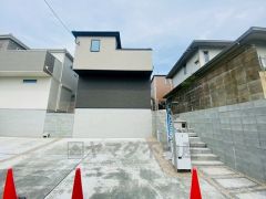 カースペースは停めやすい並列駐車2台付き。