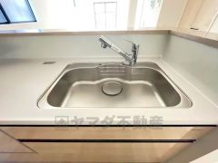 広々とした凸型シンクに洗剤ポケットを標準装備。大きなお鍋など洗いやすいです。洗剤や石鹸、スポンジもすっきりできる収納付き。