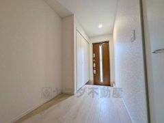 たっぷり収納できるシューズボックスです。家族全員の靴がきれいに整頓できます。棚の上にお花や写真を飾っても良いですね。