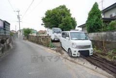 前面道路は西側約4ｍ。交通量が少ないため小さなお子様がいるご家庭でも安心に過ごせます＾＾