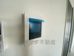 防犯性もばっちり、TVモニター付きインターフォン完備。大きなモニターで玄関先を確認できます。録画機能が付いているので不在時の訪問者も確認できて安心です^^