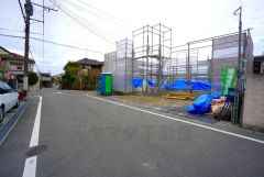 前面道路は公道北西側約5.9ｍ、南西側約5.9ｍ。幅広いため車の離合や駐車がスムーズ＾＾