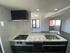 対面式カウンターキッチンでお子様の様子が見守れます。カウンタートップは耐熱性に優れており、日ごろのお掃除もふき取るだけでＯＫ。ステンレスシンクも簡単にお掃除できますよ。