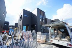 コンビニ・ドラッグストア徒歩6分。メガドンキ徒歩7分。お庭付きで楽しみが広がります＾＾