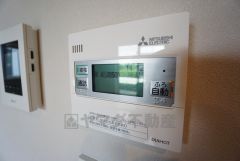 給湯器リモコンはキッチン横からボタンひとつで操作が楽々。通話ボタン付きでお子様とも会話ができて安心です。