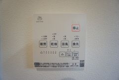 雨の日の洗濯も安心できる浴室暖房乾燥機付き浴室。リモコンで操作もボタン1つで簡単。 浴室暖房乾燥機には、暖房、乾燥、涼風、換気の4つの機能が付いています。タイマー付きです。