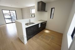 同仕様写真。対面式カウンターキッチンでお子様の様子が見守れます。カウンタートップは耐熱性に優れており、日ごろのお掃除もふき取るだけでＯＫ。ステンレスシンクも簡単にお掃除できますよ。