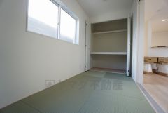 リビングからの続き間として和室をご用意しました＾＾普段はリビングとつなげて開放的なスペースとして。来客時には客間としてお使いいただけます。