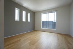 主寝室としてお使いいただけそうなこちらのお部屋は、日当たりが良く、爽やかな風を感じて起きる朝は、快適生活の始まりに。