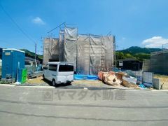 カースペースは並列3台＾＾ ご夫婦で1台ずつ駐車できます。 前面道路南西側6ｍで余裕をもって駐車出来ます＾＾