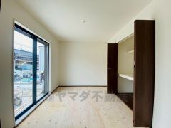 リビングからの続き間として和室をご用意しました。普段はリビングとつなげて開放的なスペースとして。来客時には客間としてお使いいただけます。